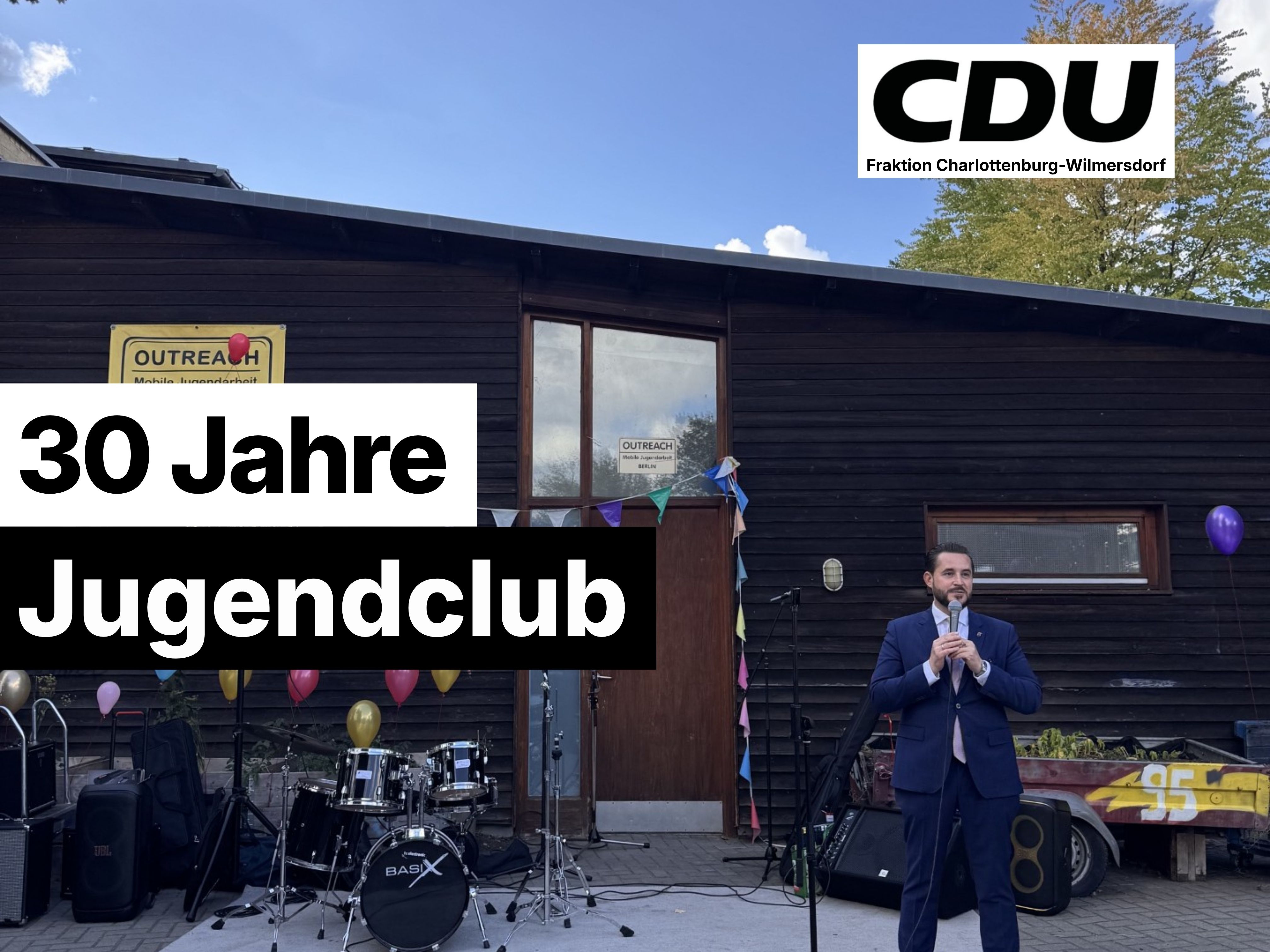 Bezirksstadtrat Simon Hertel bei der Er�ffnung des Jugendclubs Heckerdamm