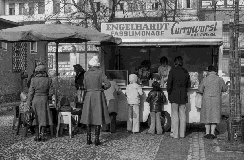 Imbiss neben dem Toilettenhäuschen beim Wochenmarkt Klausenerplatz. Foto: Gottfried Schenk