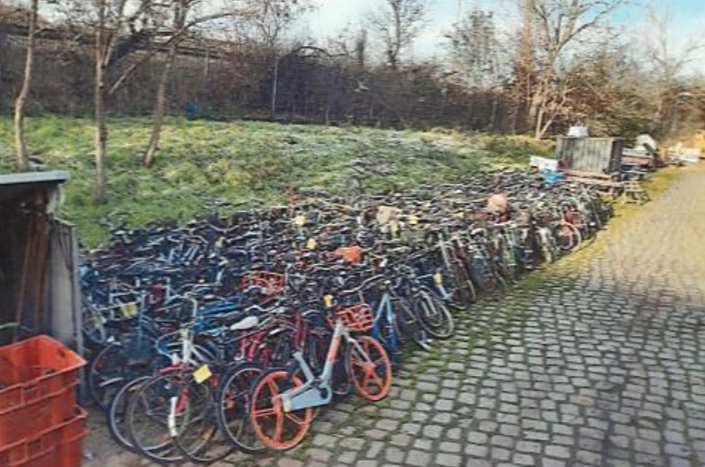 Insgesamt wurden 216 Schrottfahrräder, drei Fahrradständer und zwei Fahrradanhänger eingesammelt. Bild: BACW/ Ordnungsamt